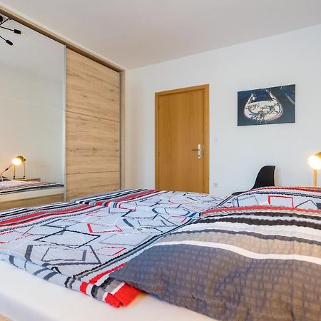 Apartments Sara Milohnici エクステリア 写真