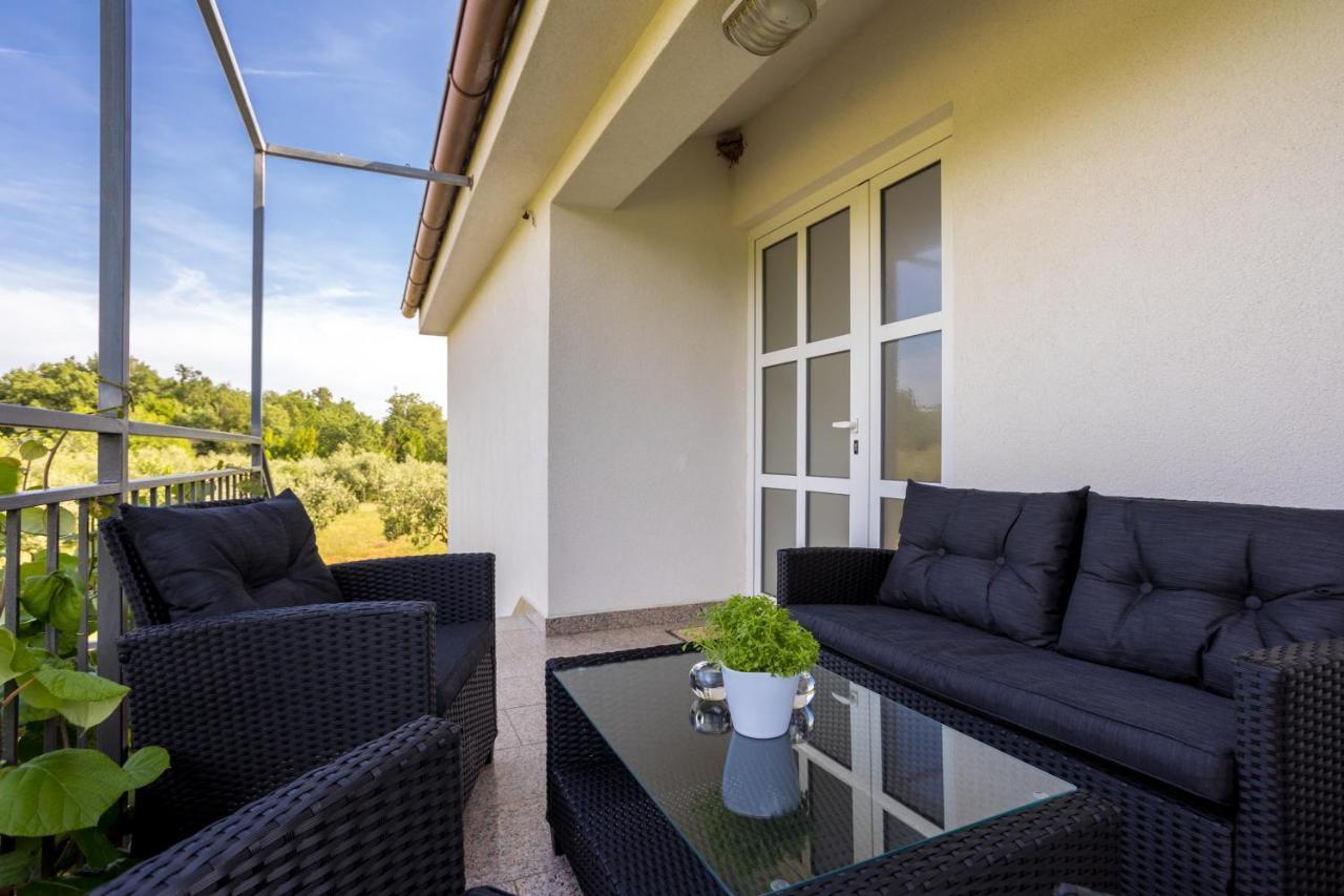 Apartments Sara Milohnici エクステリア 写真