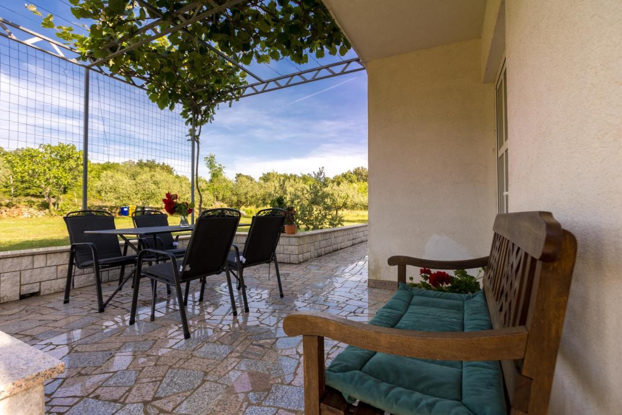 Apartments Sara Milohnici エクステリア 写真