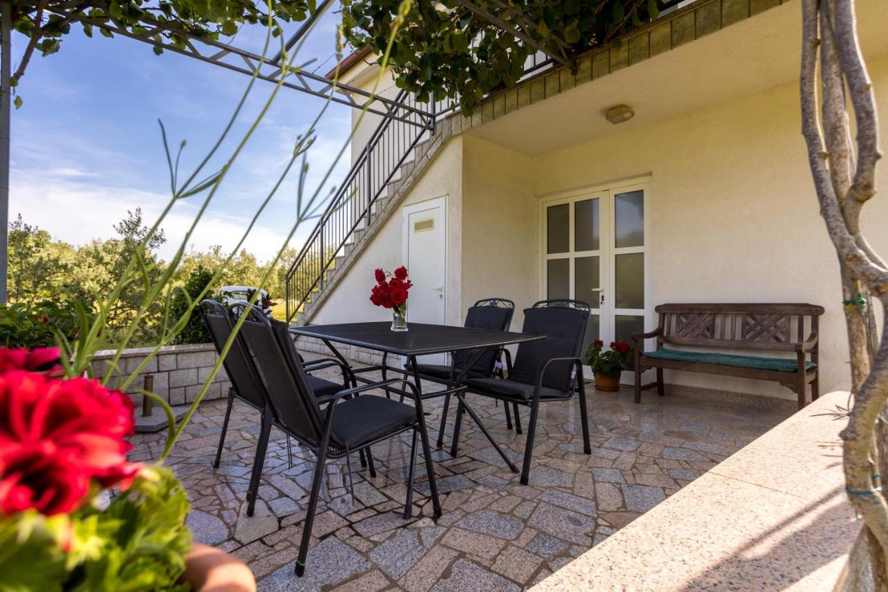 Apartments Sara Milohnici エクステリア 写真