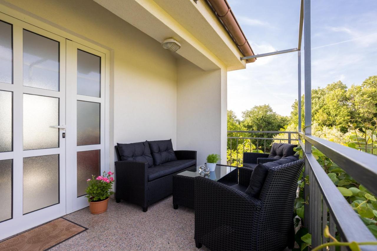 Apartments Sara Milohnici エクステリア 写真