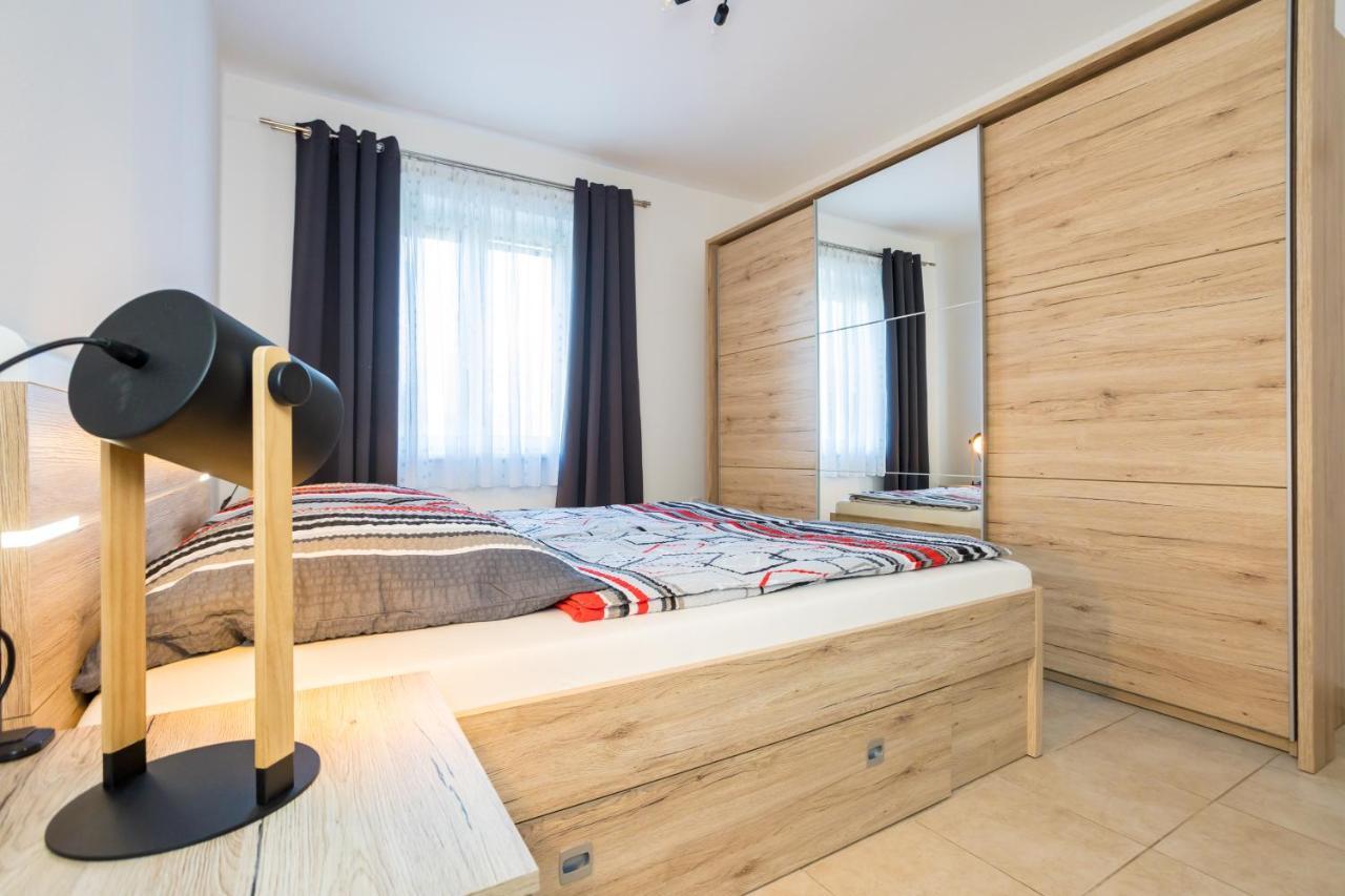 Apartments Sara Milohnici エクステリア 写真
