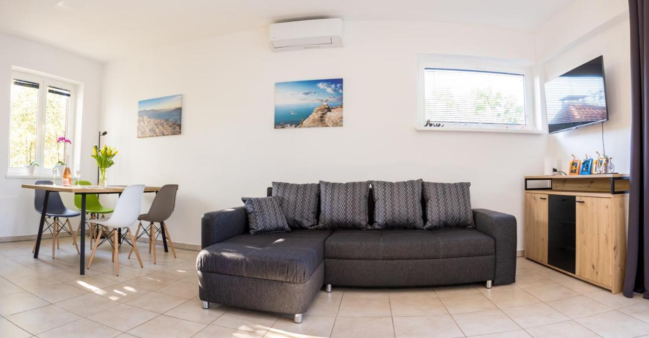 Apartments Sara Milohnici エクステリア 写真