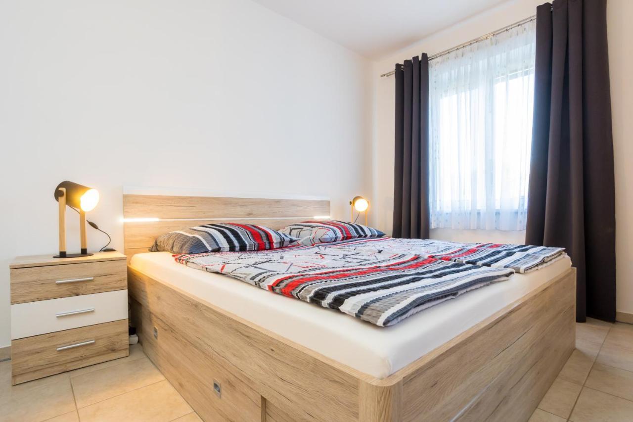Apartments Sara Milohnici エクステリア 写真