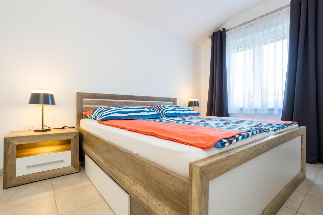 Apartments Sara Milohnici エクステリア 写真